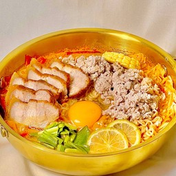 [อร่อยซ่ากับโค้ก] หม้อไฟต้มยำหมูสับ+หมูกรอบ+ไข่ 1 ฟอง +  โค้ก ออริจินัล (ขวด)