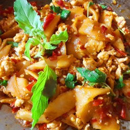 ผัดกะเพรา หน่อไม้ดอง (กับข้าว)