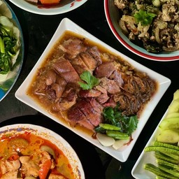 ขาหมูเป็นกับ