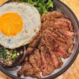 ข้าวสเต็กไก่ย่างซอสจิ้มแจ่วไข่ดาว rice with chicken jeaw sauce and fried egg