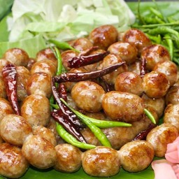 ขนมจีนยายปม ส้มตำ ไส้กรอกอีสาน