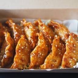 เกี๊ยวซ่าทอดซอสกระเทียม 6 ชิ้น