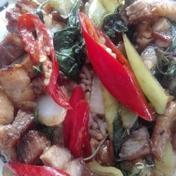 ผัดพริกหยวกหมูกรอบราดข้าว(ฟรีไข่ดาว)