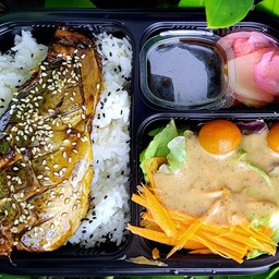 ข้าวหน้าปลาซาบะย่างซีอิ๋ว+สลัดงาญี่ปุ่นสูตรเข้มข้น