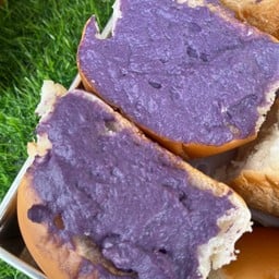 ส้มจี๊ดขนมปังไส้ทะลัก เปียร์นนท์