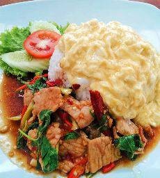 ข้าวไข่ข้นกระเพราหมูชิ้น