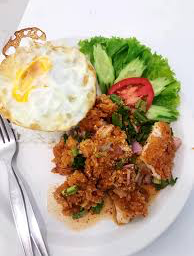 ข้าวยําไก่กรอบ  พร้อม ไข่ดาว