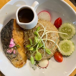 ข้าวผัดสเต็กแซลมอน