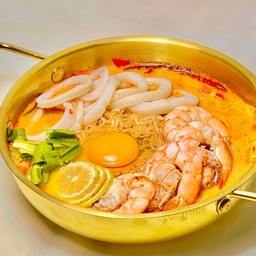 [อร่อยซ่ากับโค้ก] หม้อไฟต้มยำรวมทะเล + ไข่ 1 ฟอง +  โค้ก ออริจินัล (ขวด)