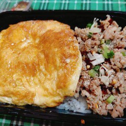 ข้าวหมูสับผัดกระเทียมพริกแห้ง+ไข่เจียว