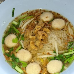 ก๋วยเตี๊ยวลูกชิ้นหมูน้ำใส