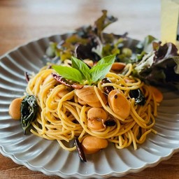 สปาเก็ตตี้ผัดพริกแห้งไส้กรอก