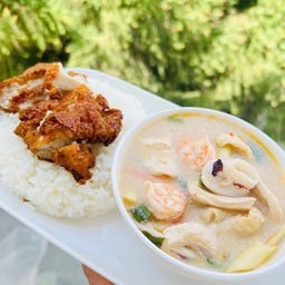 [อร่อยซ่ากับโค้ก] เซตข้าวไก่ทอด+ต้มยำทะเล +  โค้ก ออริจินัล (ขวด)