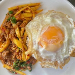 ข้าวพริกแกงหน่อไม้ + ไข่ดาว
