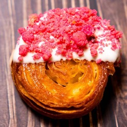 Aquin (sweet) - White Choc Pink Crumble