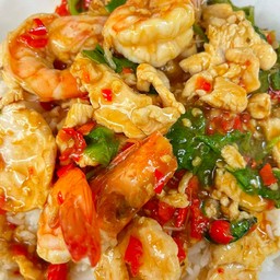 กะเพรากุ้ง + ไก่  ราดข้าว
