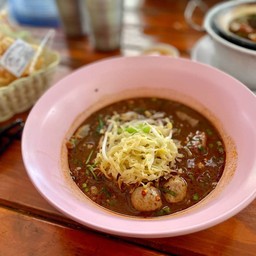 ก๋วยเตี๋ยวเนื้อรวมน้ำตก (พิเศษ)
