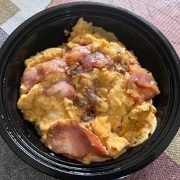 [อร่อยซ่ากับโค้ก] ข้าวไข่ข้นนุ่มเบค่อน +  โค้ก ออริจินัล (ขวด) 