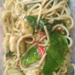 Spaghetti Stir-Fried with Green Curry Paste and Chicken