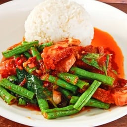 หมูกรอบผัดพริกแกง ราดข้าว