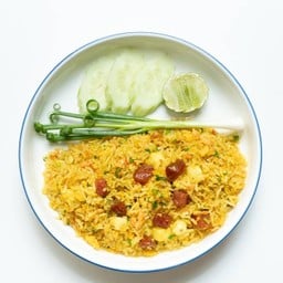 ข้าวผัด สับปะรดกุนเชียง กลาง