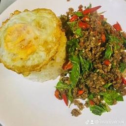 กระเพราเนื้อโคขุน เนื้อคิด ผัดกระเพราไร้นำ้มัน ไข่ดาว