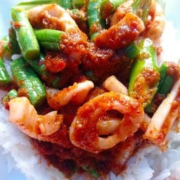 ข้าวผัดพริกแกง