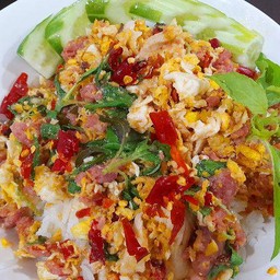 ข้าวไข่คั่ว ใบกะเพรา ราดข้าว