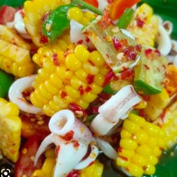 ยำปลาหมึกมะม่วงข้าวโพด