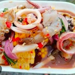 ยำเหลารวมมิตร กุ้ง ปลาหมึก ปูม้า