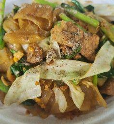 ผัดซีอิ้วหมูชิ้นเส้นใหญ่