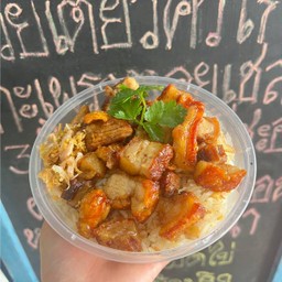 ข้าวผัดกระเทียมหมูกรอบ