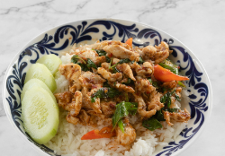 ผัดกะเพราราดข้าว