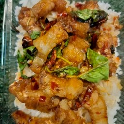 ข้าวผัดกระเพราพริกแห้งโบราณ