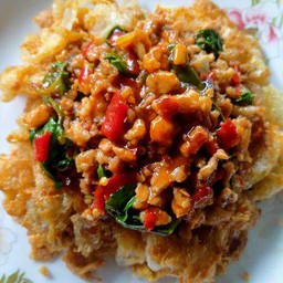 เส้นใหญ่ทอดไข่เจียวน้ำราดกระเพราหมูสับ