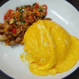 ข้าวหมูกรอบผัดพริกเกลือใส่ไข่ข้น