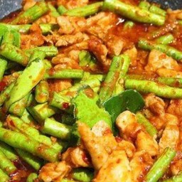 ผัดพริกแกงไก่  ราดข้าว