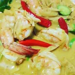 แกงคั่วกุ้งกับสะตอและยอดมะพร้าวอ่อน