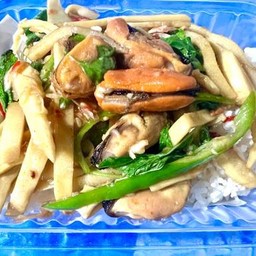 ข้าวราดผัดกระเพราหอยแมลงภู่หน่อไม้เหลือง