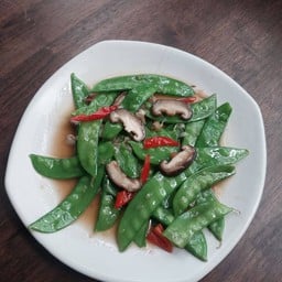 ผัดถั่วลันเตาเห็ดหอมสด