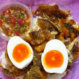ข้าวปลานิลแกะไข่ต้ม1ใบ