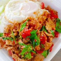 กะเพราเนื้อ + ไข่ดาว  ราดข้าว