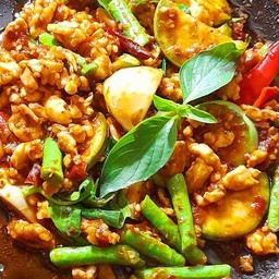 ผัดพริกแกง มะเขือ ถั่วฝักยาว (ราดข้าว)