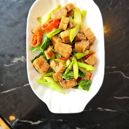 คะน้าหมูกรอบเจ