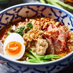 ก๋วยเตี๋ยวต้มยำสุโขทัยไข่มะตูม