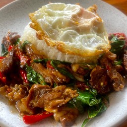 เนื้อเปื่อยผัดใบโหระพาราดข้าว