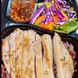 ข้าวหน้าสเต็กไก่จิ้มแจ่ว