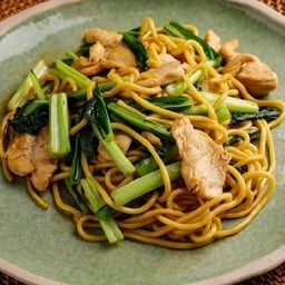 ผัดหมี่เหลืองไก่
