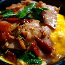 ข้าวกะเพราพริกแห้ง แฮม ไข่ข้น