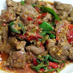 กระเพราเครื่องในไก่ราดข้าว